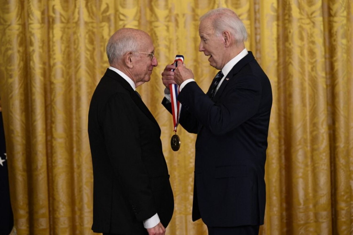 Il presidente Usa Biden assegna a Steven Rosenberg la Medaglia Nazionale per la Tecnologia e l'Innovazione