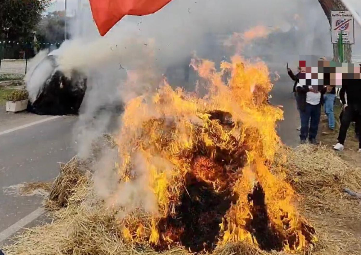 Rotoballe in fiamme sulla Nomentana