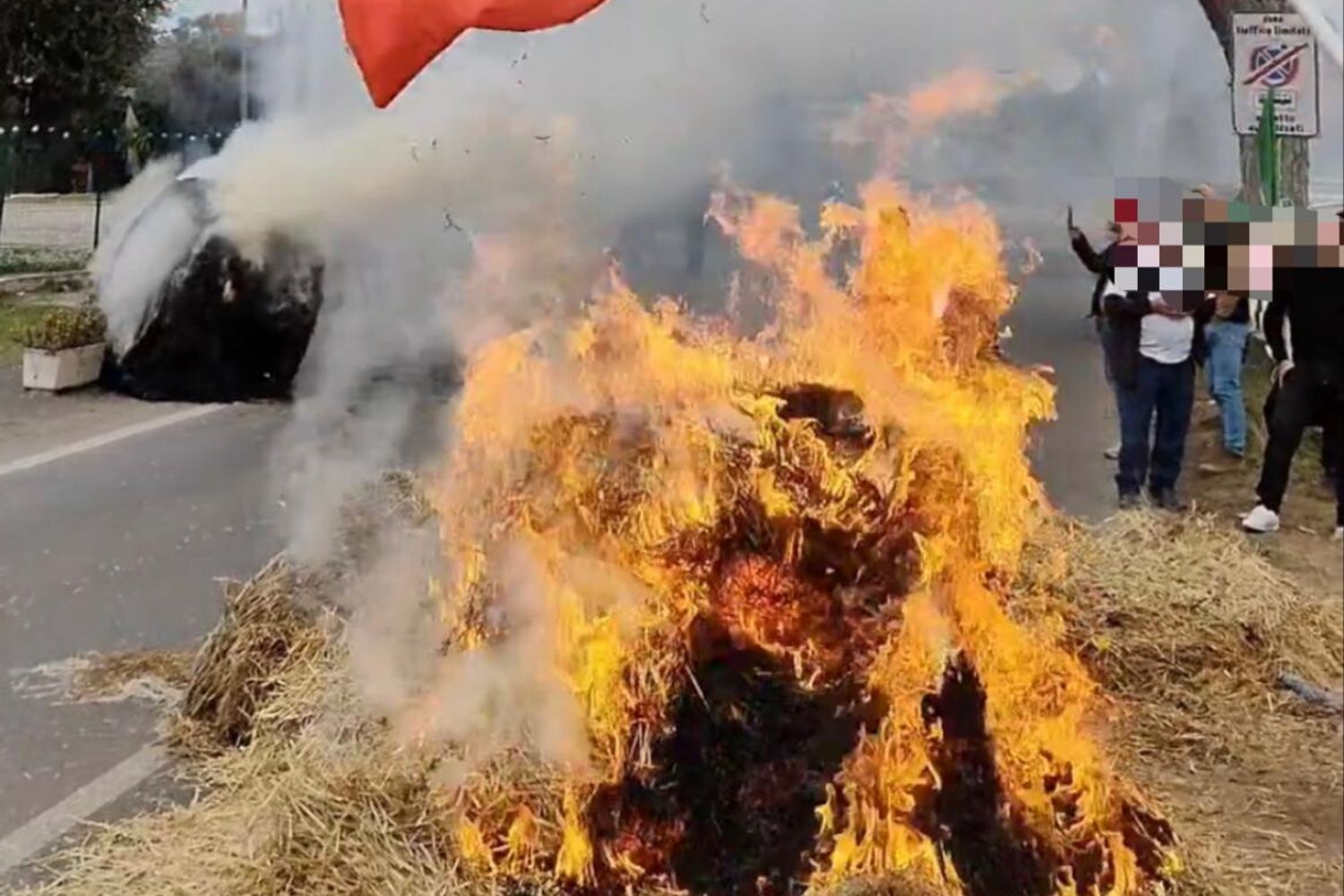 Rotoballe in fiamme sulla Nomentana