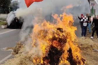 Rotoballe in fiamme sulla Nomentana