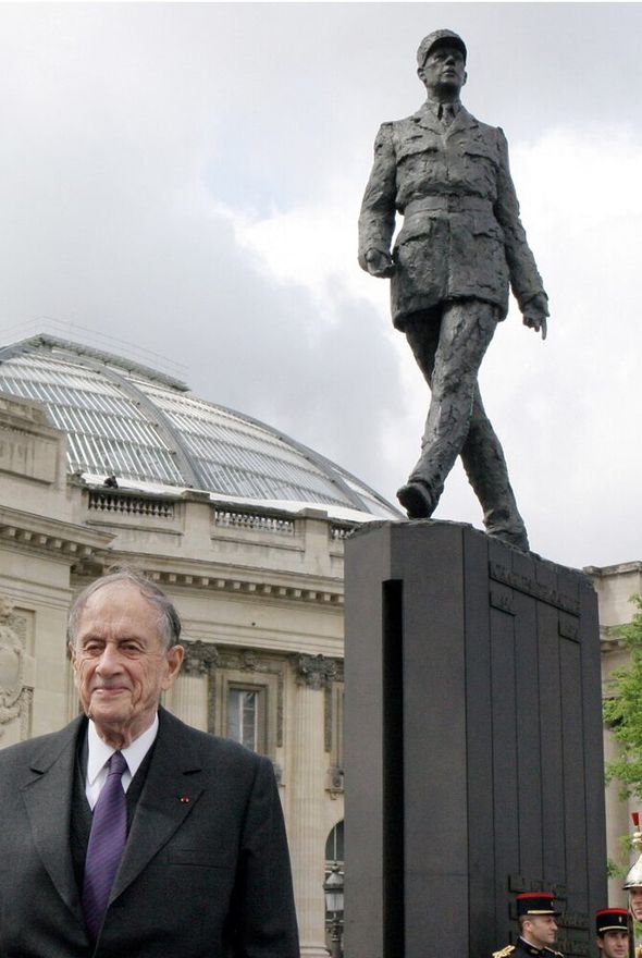 Philippe de Gaulle davanti alla statua del padre