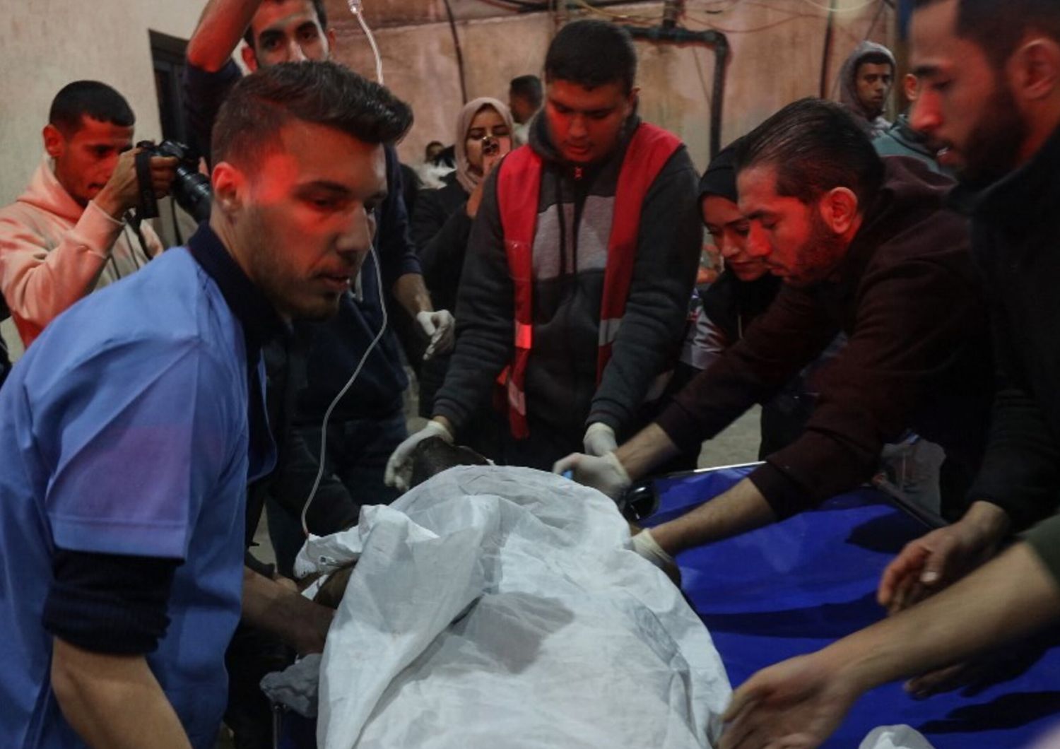 Una vittima portata in ospedale a Rafah, 26 febbraio 2024