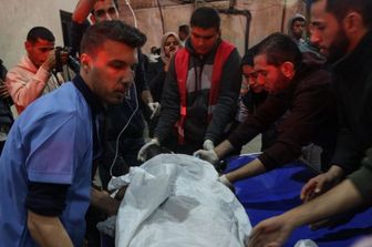 Una vittima portata in ospedale a Rafah, 26 febbraio 2024