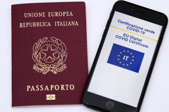 In epoca Covid, per viaggiare all'estero, servivano il passaporto e la certificazione verde