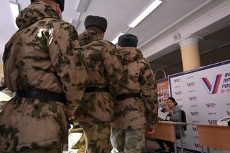 Soldati controllano il voto in un seggio in Russia