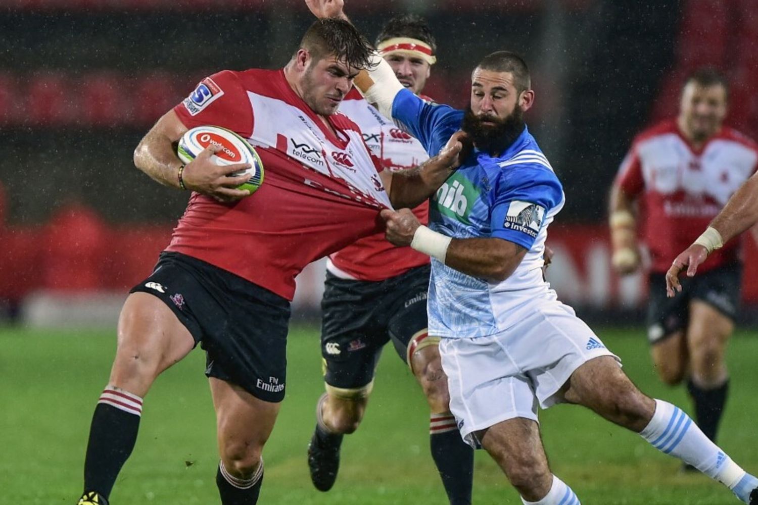 Malcolm Marx dei Lions viene placcato da Billy Guyton dei Blues nel match di alcuni anni fa tra i Golden Lions e gli Auckland Blues a Johannesburg, in Sudafrica