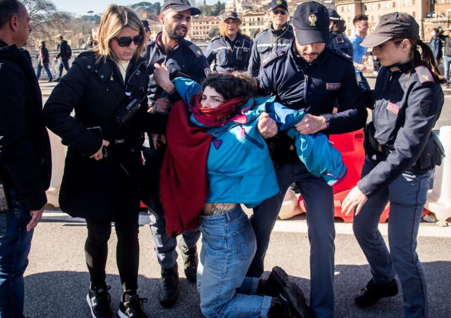 7/03/2024 Roma, un'attivista di Ultima Generazione bloccata dalle forze dell'ordine per aver ostacolato il passaggio dei corridori alla Maratona di Roma