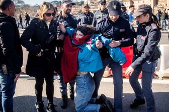 7/03/2024 Roma, un'attivista di Ultima Generazione bloccata dalle forze dell'ordine per aver ostacolato il passaggio dei corridori alla Maratona di Roma