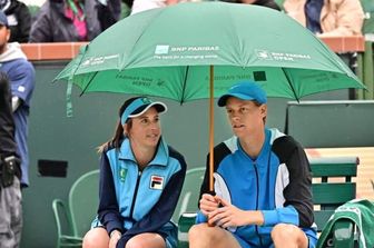 Jannik Sinner con la raccattapalle