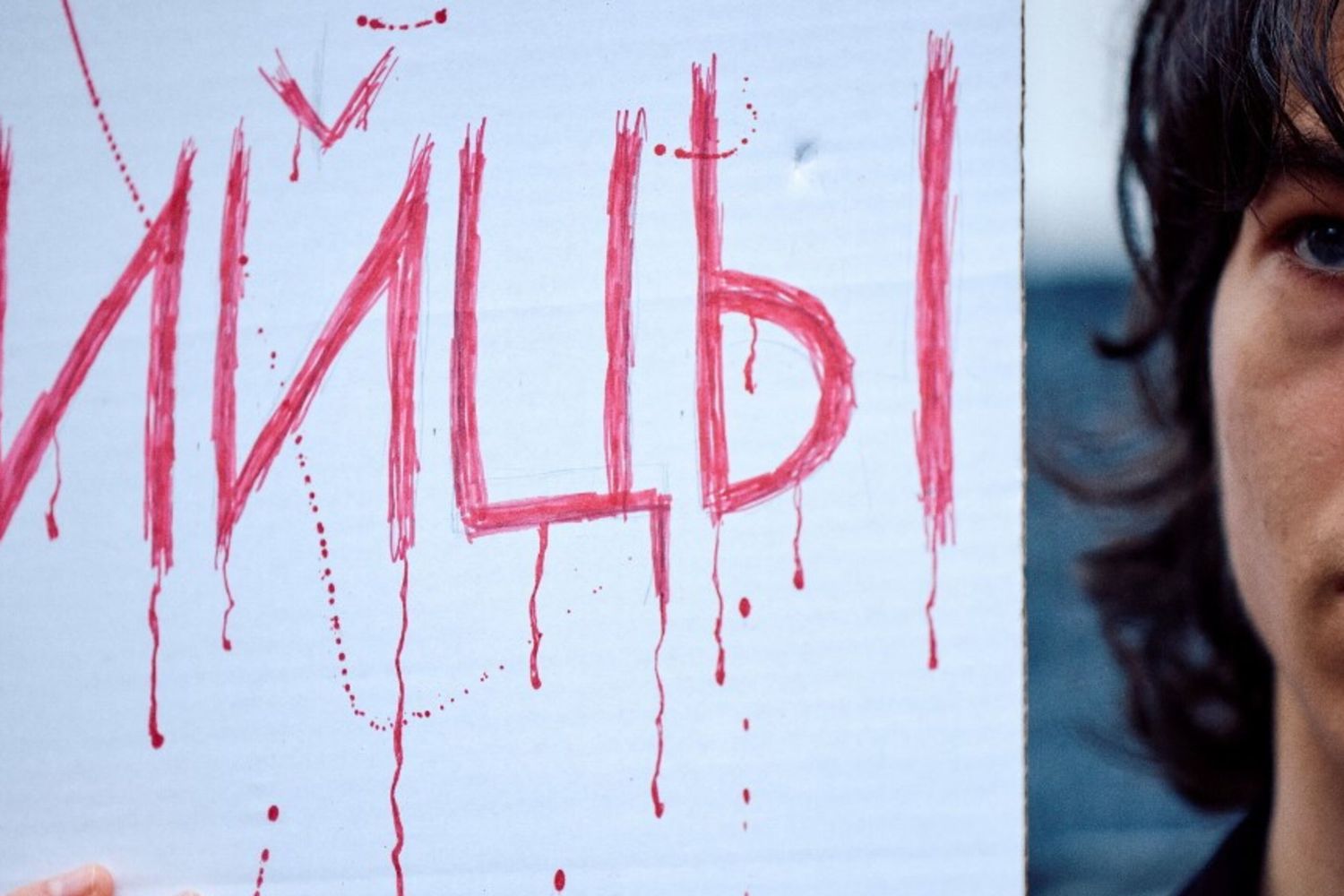 Un manifestante tiene un cartello durante un raduno davanti all'ambasciata russa, a Londra, il 17 marzo 2024, per protestare contro le elezioni presidenziali in Russia