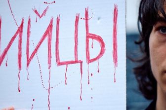 Un manifestante tiene un cartello durante un raduno davanti all'ambasciata russa, a Londra, il 17 marzo 2024, per protestare contro le elezioni presidenziali in Russia