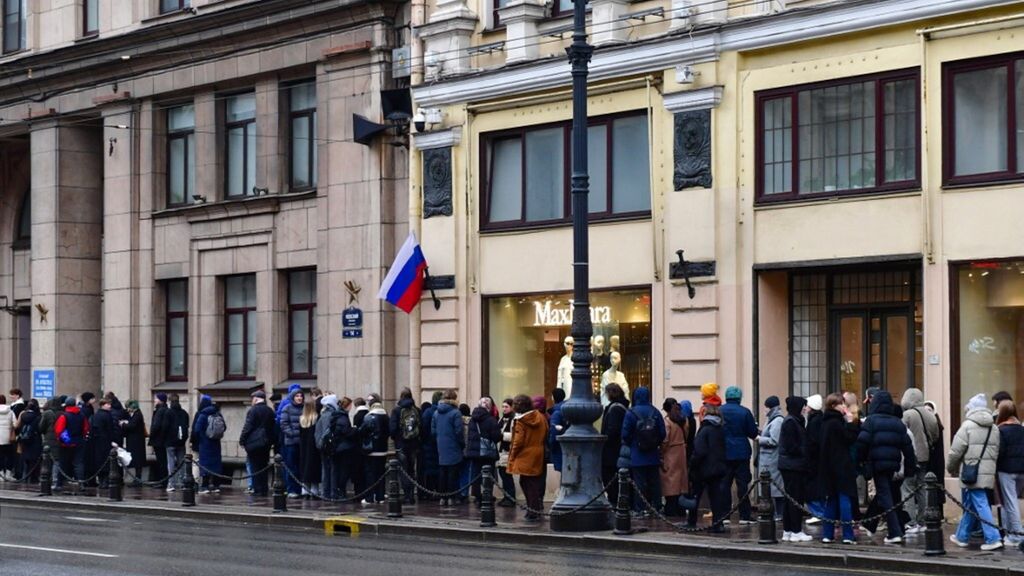 Persone in coda fuori da un seggio elettorale durante le elezioni presidenziali russe a San Pietroburgo