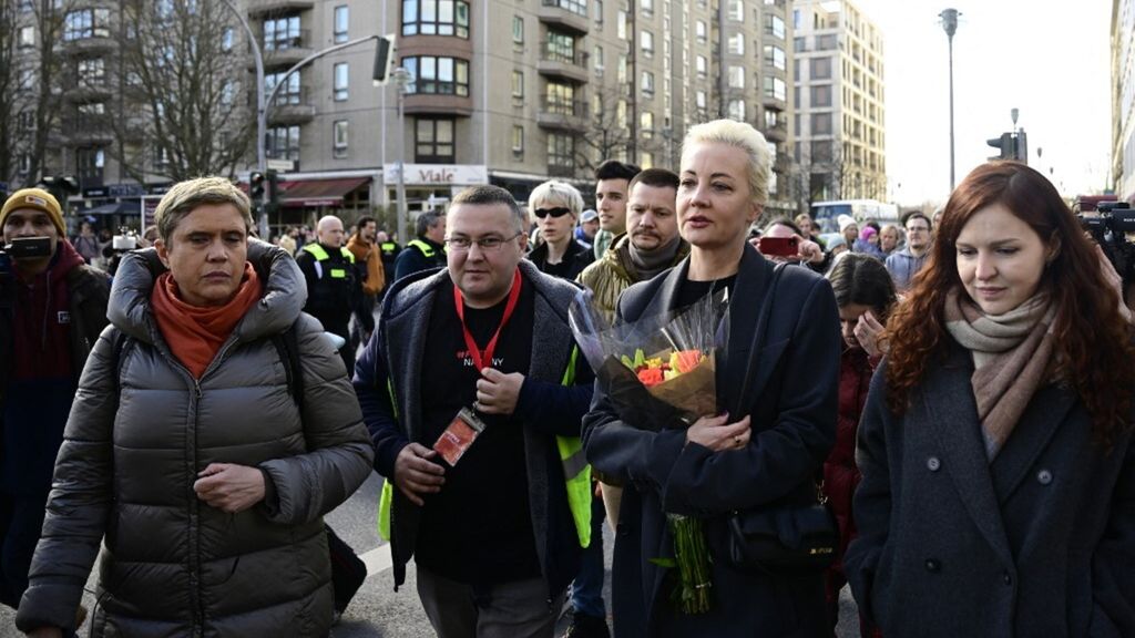 Yulia Navalnaya, vedova del leader dell'opposizione al Cremlino Alexei Navalny, arriva per un comizio vicino all'ambasciata russa a Berlino