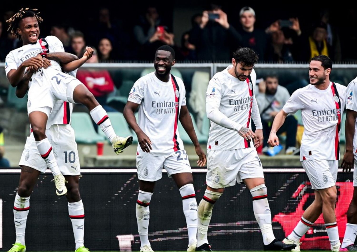 Rossoneri in festa al terzo gol siglato dal centrocampista nigeriano Samuel Chukwueze