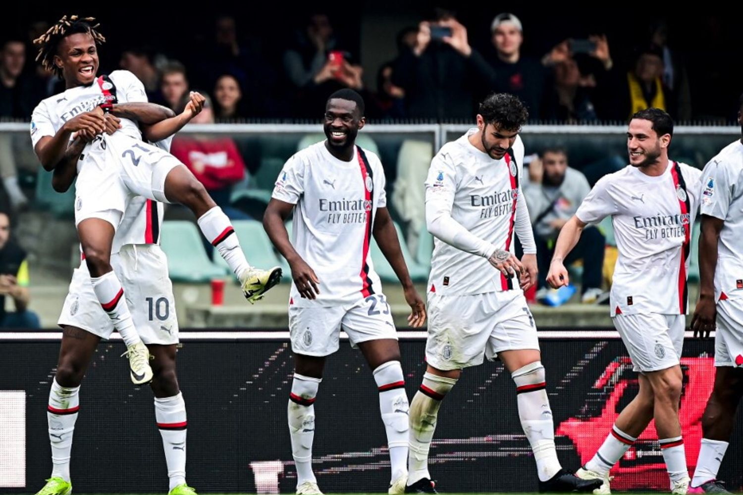 Rossoneri in festa al terzo gol siglato dal centrocampista nigeriano Samuel Chukwueze