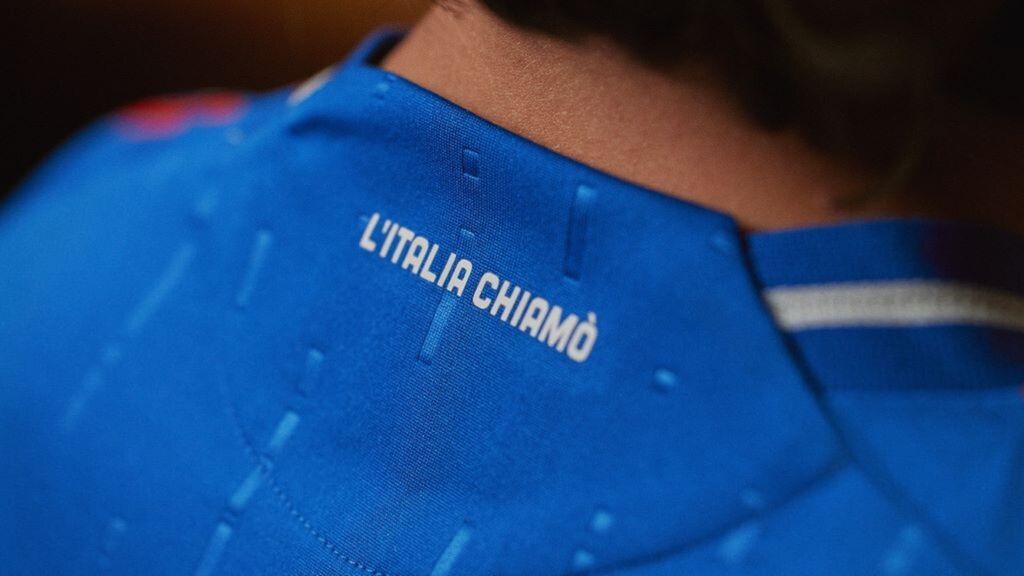 Un dettaglio della nuova divisa con il richiamo all'Inno di Mameli