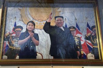 Una foto di Kim Jong-un e di sua figlia, ritenuta "Kim Ju-ae", esposta davanti all'ambasciata nordcoreana a Pechino, in Cina, il 7 febbraio 2024