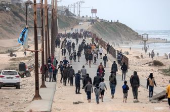 Sfollati palestinesi in fuga dall'area di Al-Shifa