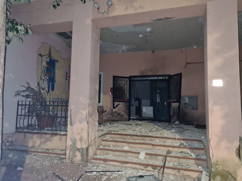 Il municipio di Ottana (Nuoro) danneggiato dalla bomba