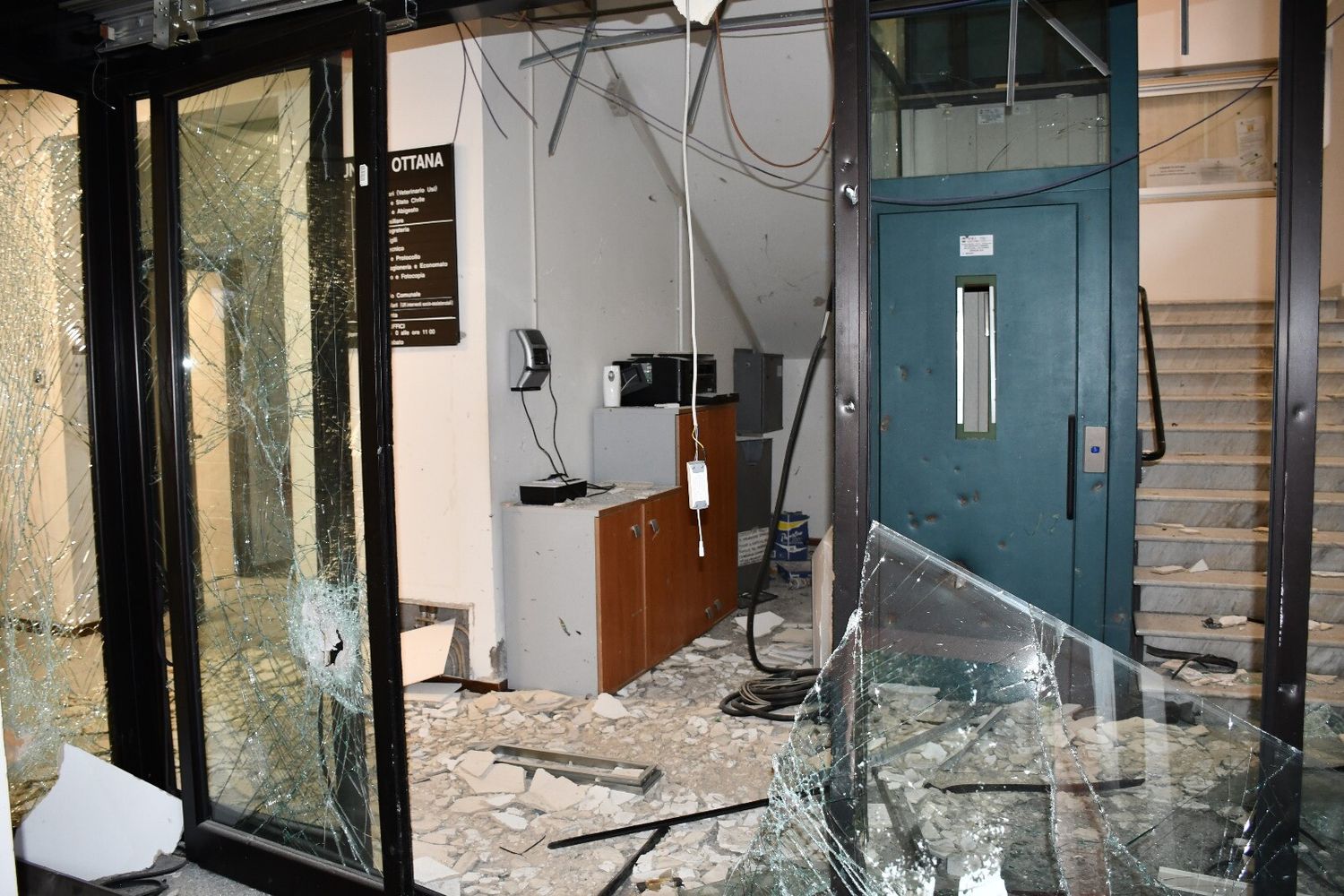 Il municipio di Ottana (Nuoro) danneggiato dalla bomba