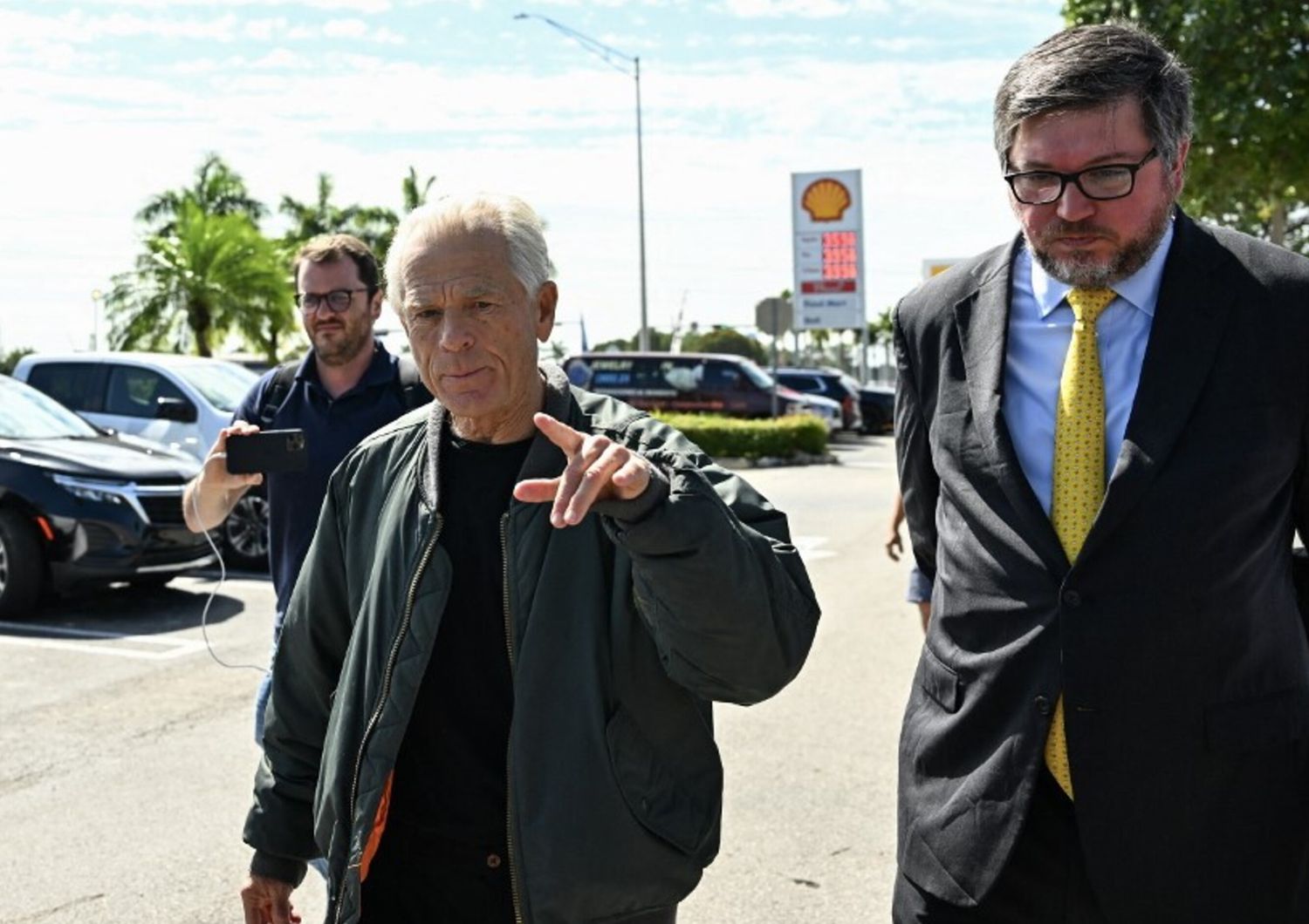 Peter Navarro ( a sinistra) prima dell'ingresso in carcere a Miami