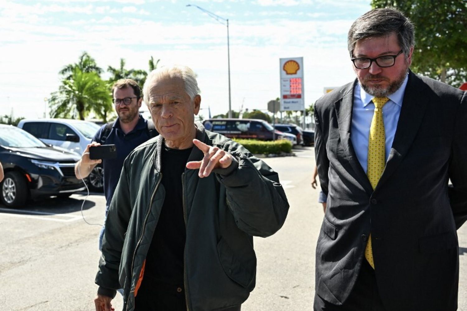 Peter Navarro ( a sinistra) prima dell'ingresso in carcere a Miami