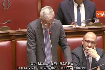 Salvini si siede vicino a Meloni alla Camera, Faraone: "Bacio, bacio!"