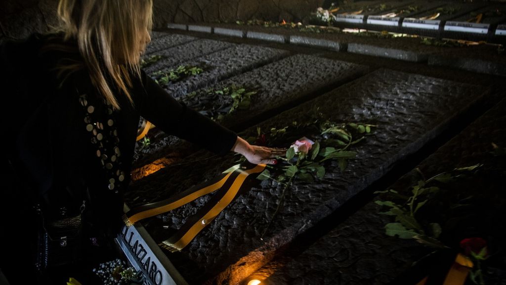 Una cittadina rende omaggio ai caduti delle Fosse Ardeatine