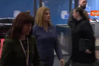 L'arrivo di Giorgia Meloni alla riunione del consiglio Ue