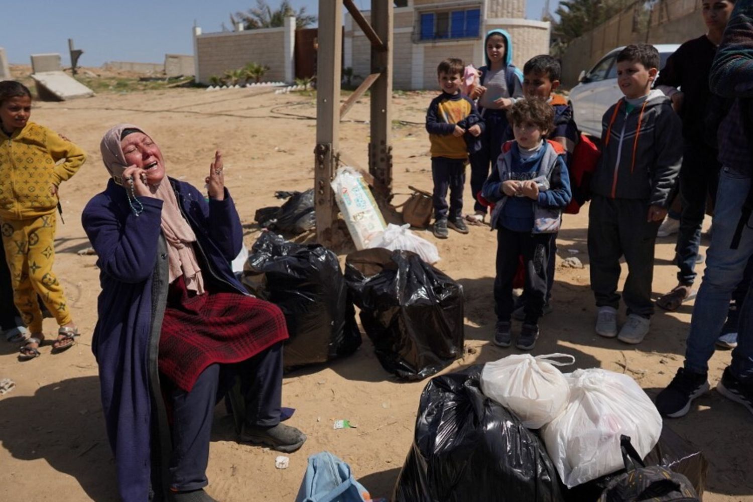 Una donna fuggita con altre persone dall'ospedale Al-Shifa e dalle sue vicinanze a Gaza City