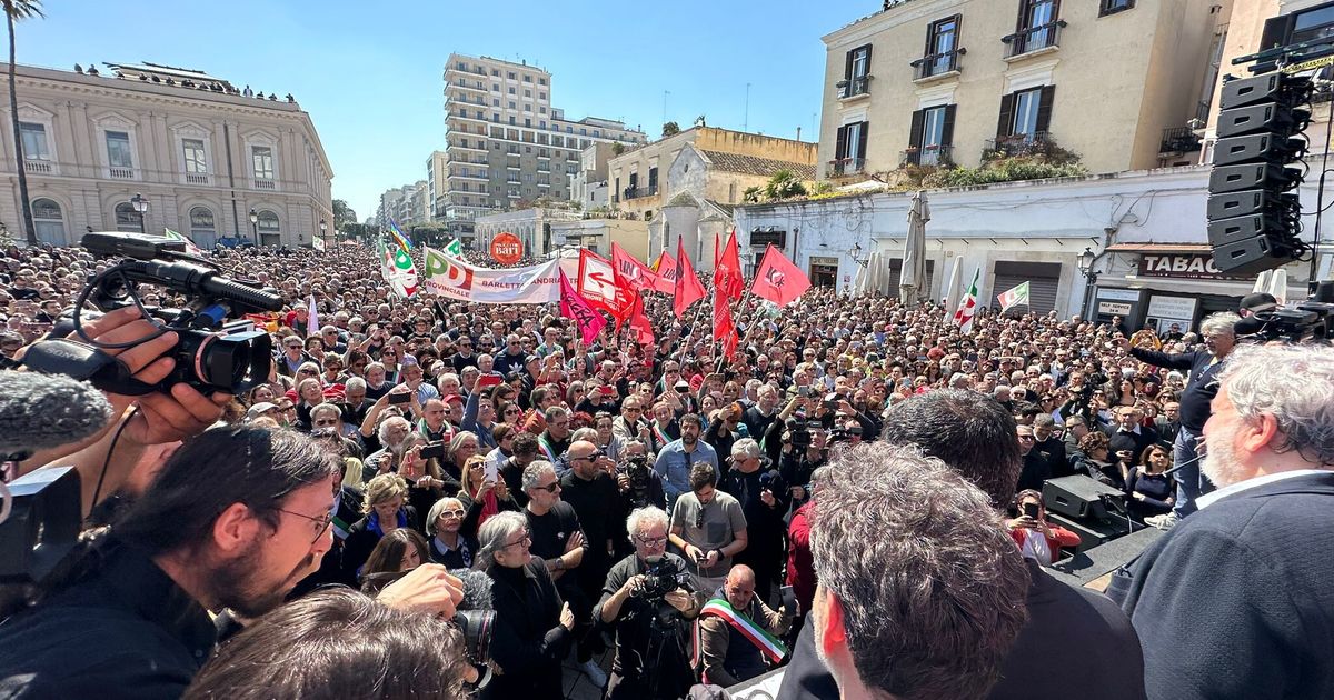 Solidarité avec le maire, des milliers de personnes sur la place de Bari. Decaro, “Tu es ma meilleure réponse”