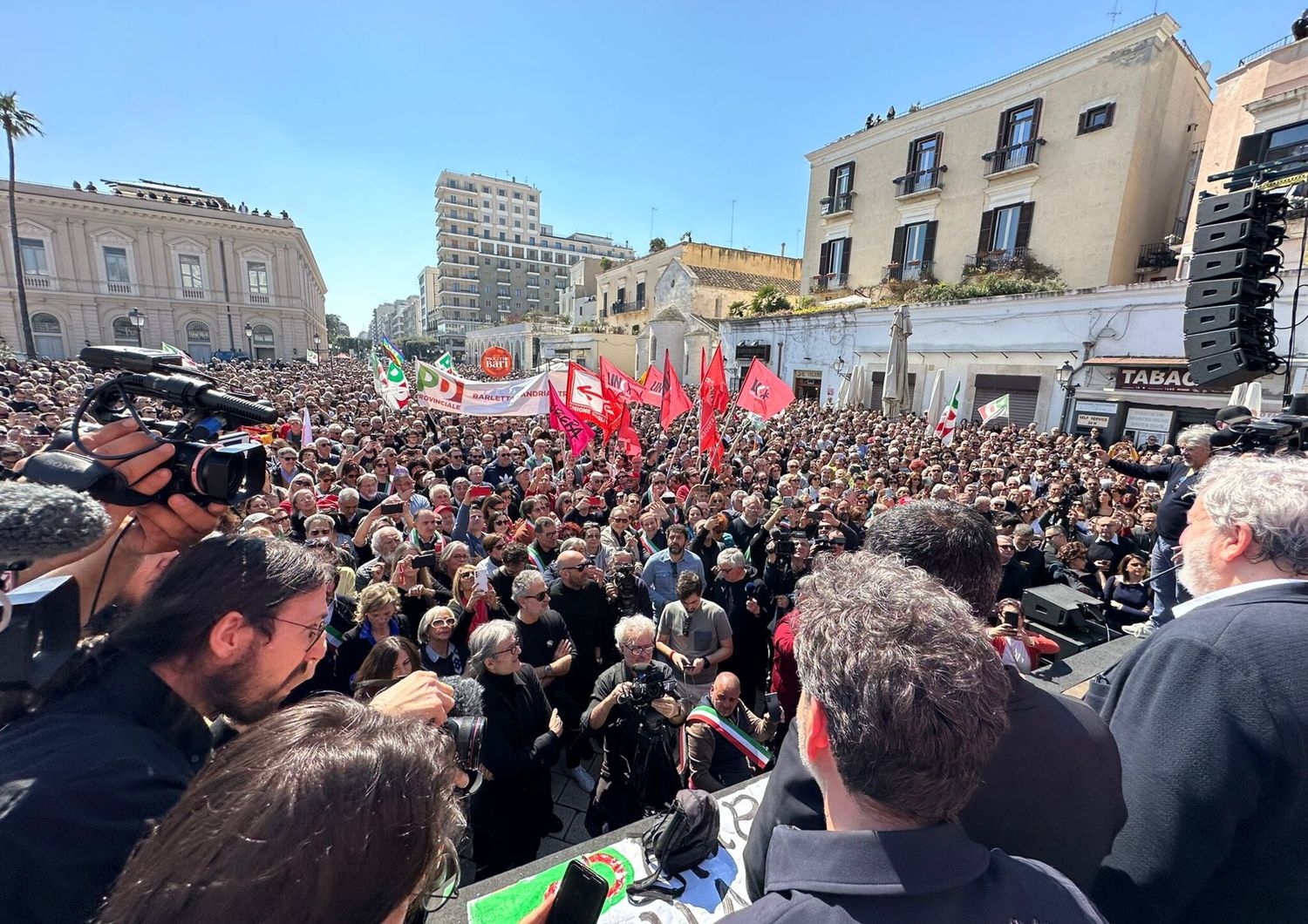La manifestazione a Bari in segno di solidarietà al sindaco Decaro