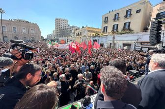 La manifestazione a Bari in segno di solidarietà al sindaco Decaro