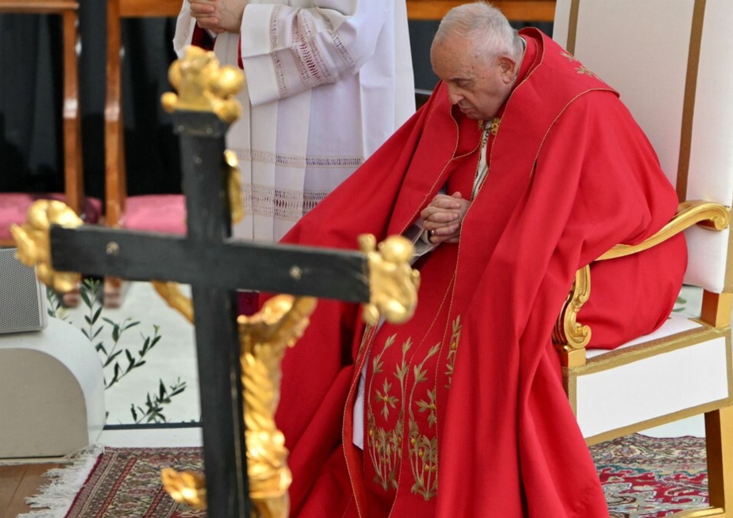 il-papa-non-tiene-l-omelia-e-dopo-la-lettura-del-vangelo-resta-in