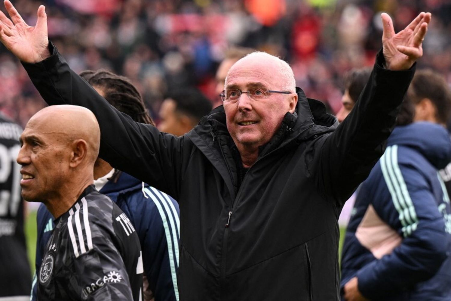 Sven-Goran Eriksson, saluta i tifosi prima della partita di calcio tra le Leggende del Liverpool e quelle dell'Ajax ad Anfield Road