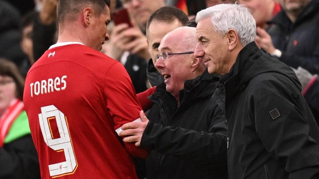 Sven-Goran Eriksson e il manager delle Liverpool Legends Ian Rush si congratulano con l'attaccante delle Liverpool Legends Fernando Torres mentre lascia il campo dopo la sostituzione