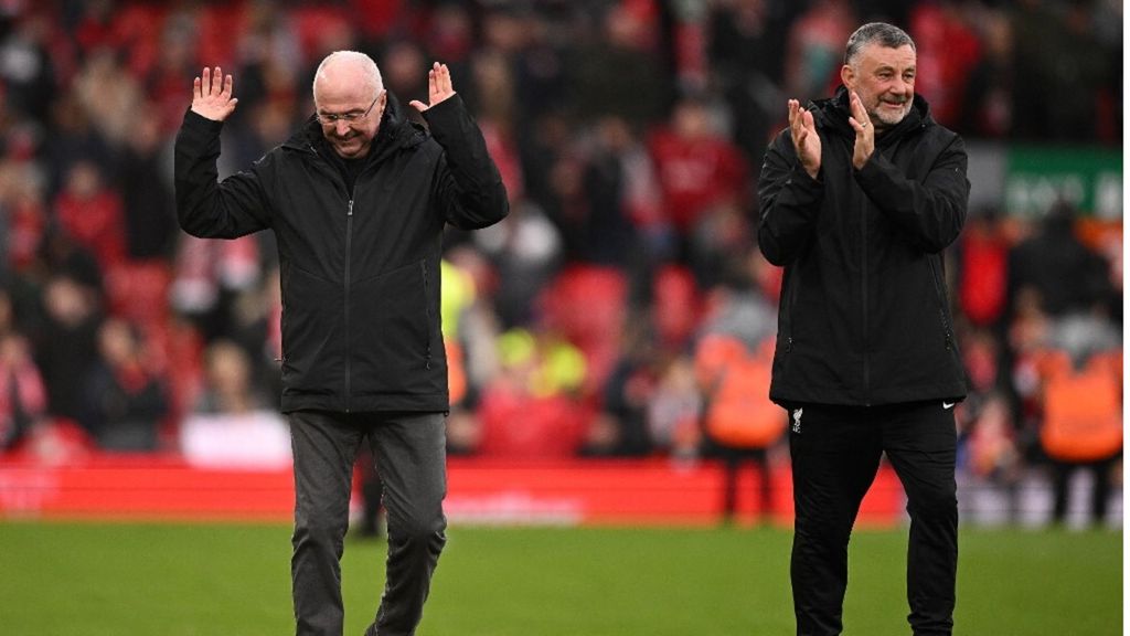 Il manager delle Leggende del Liverpool John Aldridge applaude Sven-Goran Eriksson