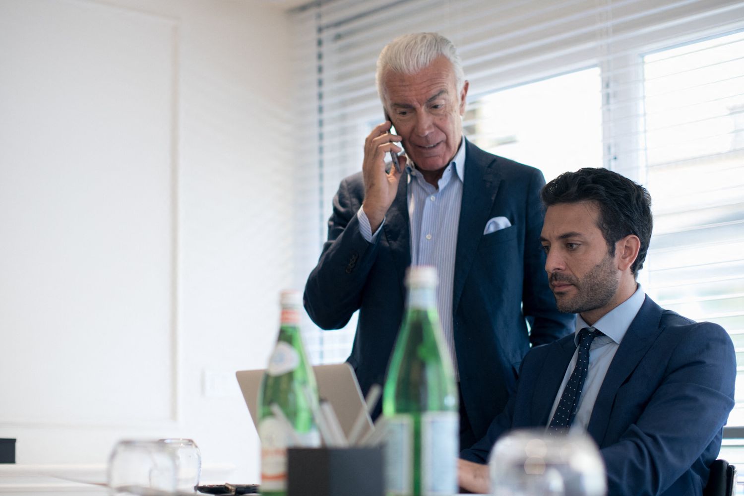 Due uomini d'affar in ufficio