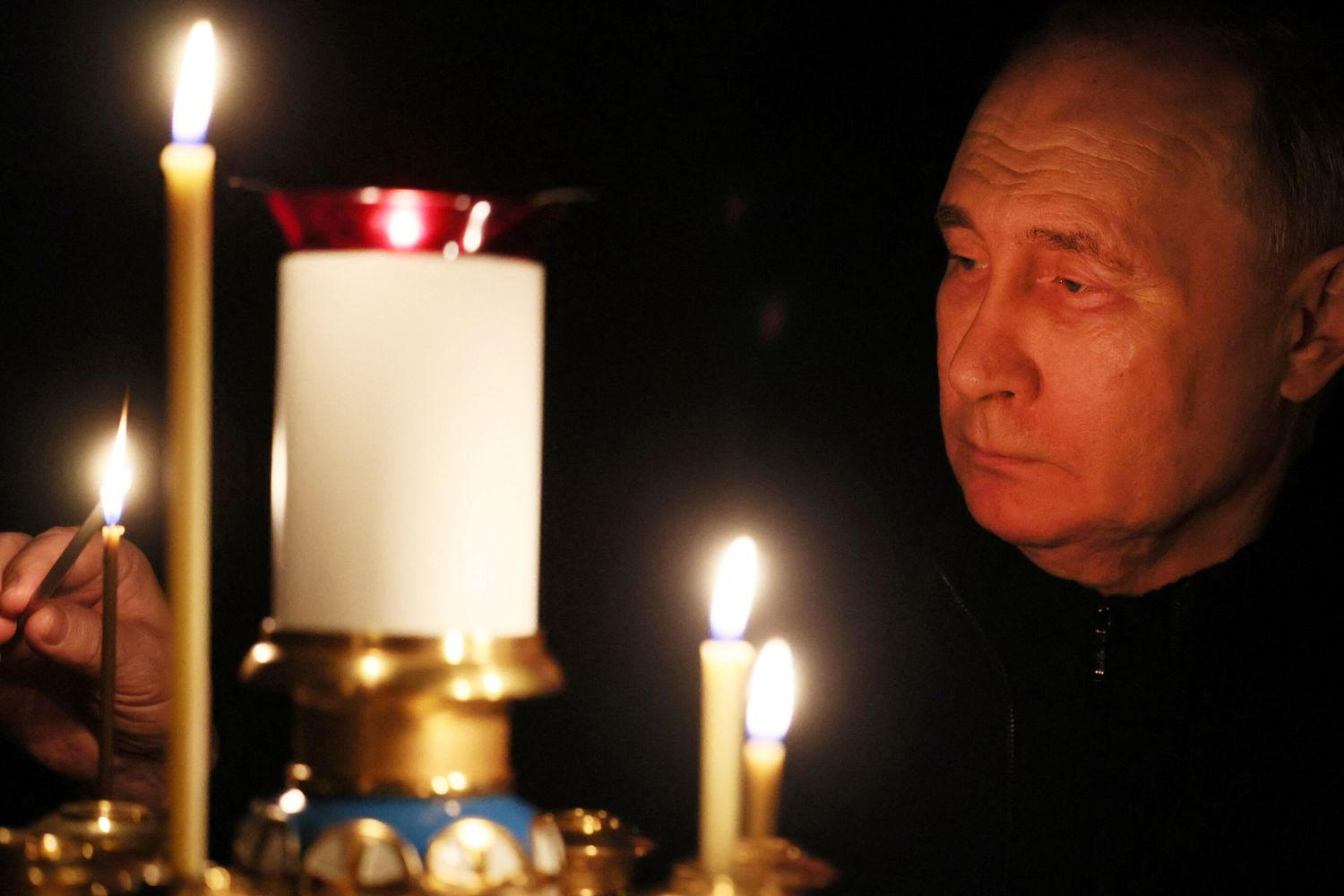 Putin accende una candela in memoria delle vittime della strage di Mosca