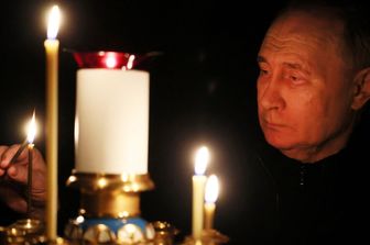 Putin accende una candela in memoria delle vittime della strage di Mosca