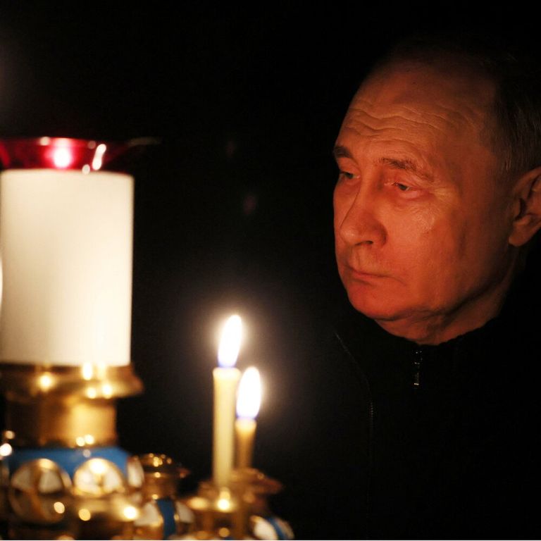 Putin accende una candela in memoria delle vittime della strage di Mosca