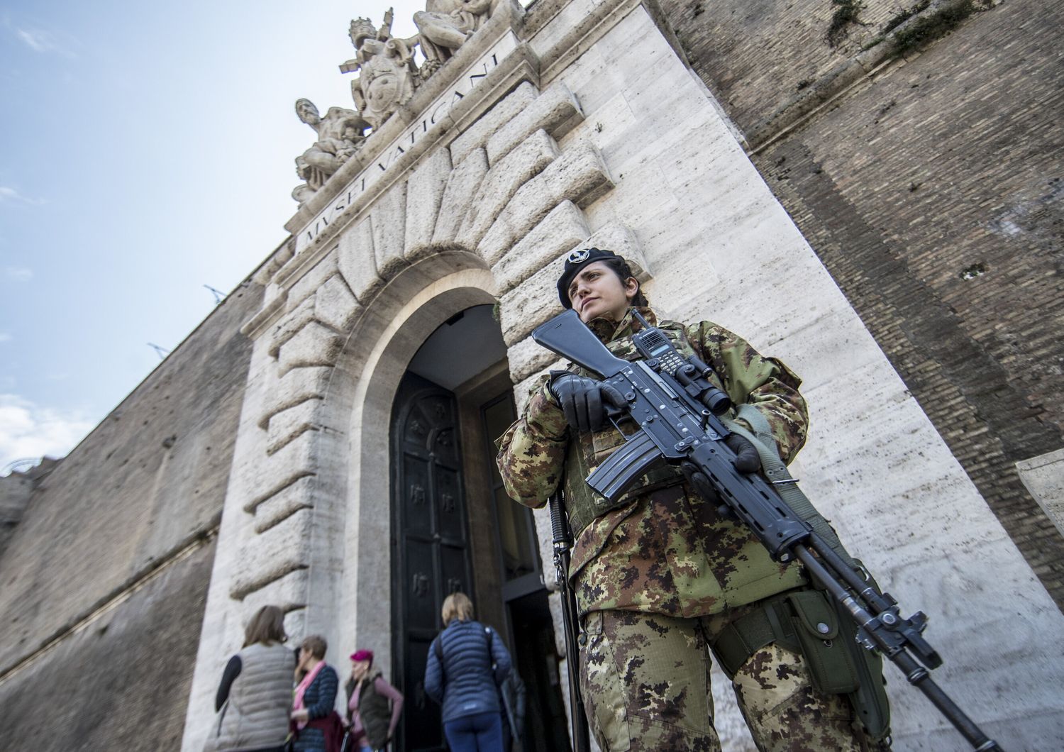 Una militare di guardia al Vaticano