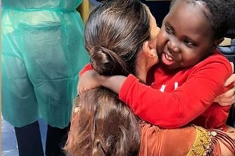 Belen Rodriguez all'ospedale Gaslini