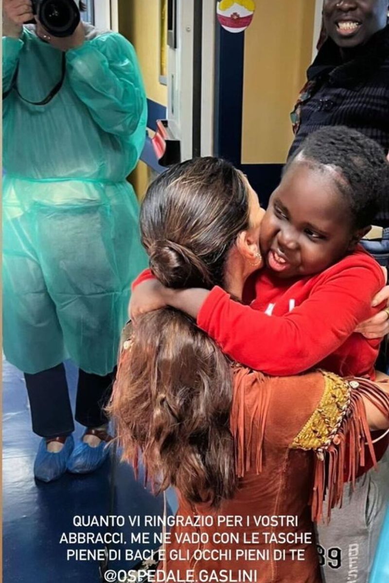 Belen Rodriguez all'ospedale Gaslini