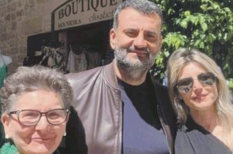 Decaro assieme alle due donne, parenti del boss Antonio Capriati