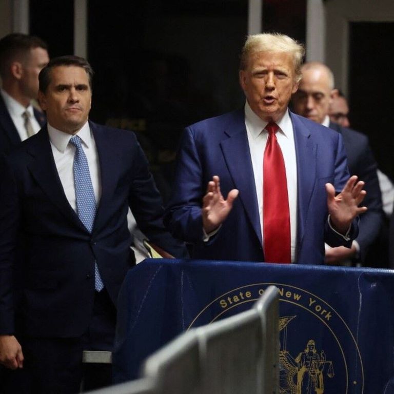 Trump parla con la stampa fuori dall'aula al termine dell'udienza per stabilire la data del suo processo nel caso di Stormy Daniels
