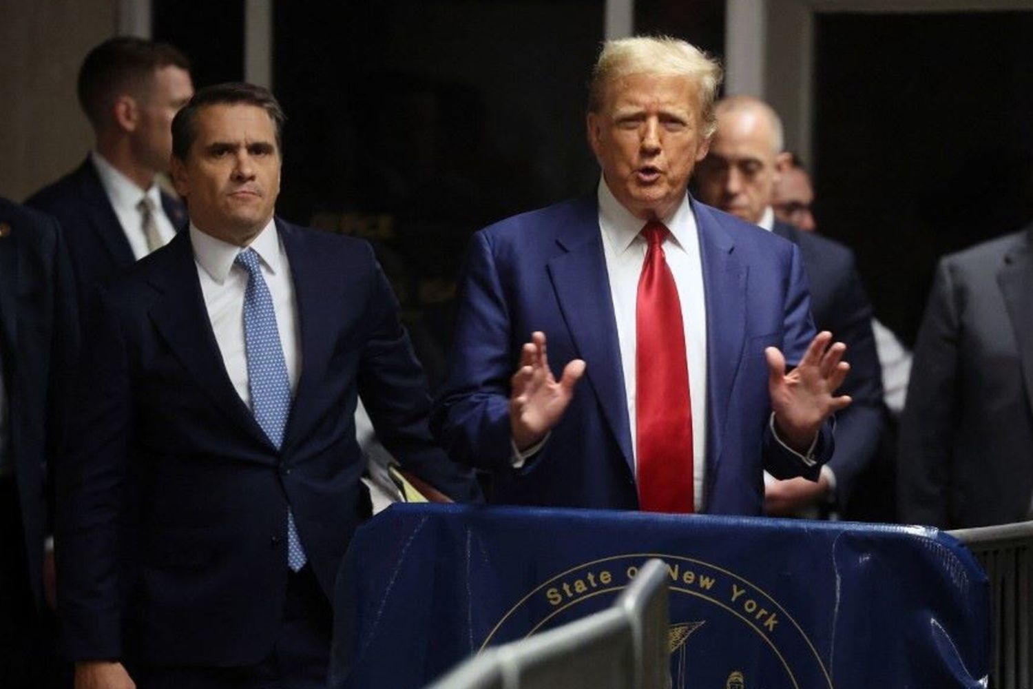 Trump parla con la stampa fuori dall'aula al termine dell'udienza per stabilire la data del suo processo nel caso di Stormy Daniels