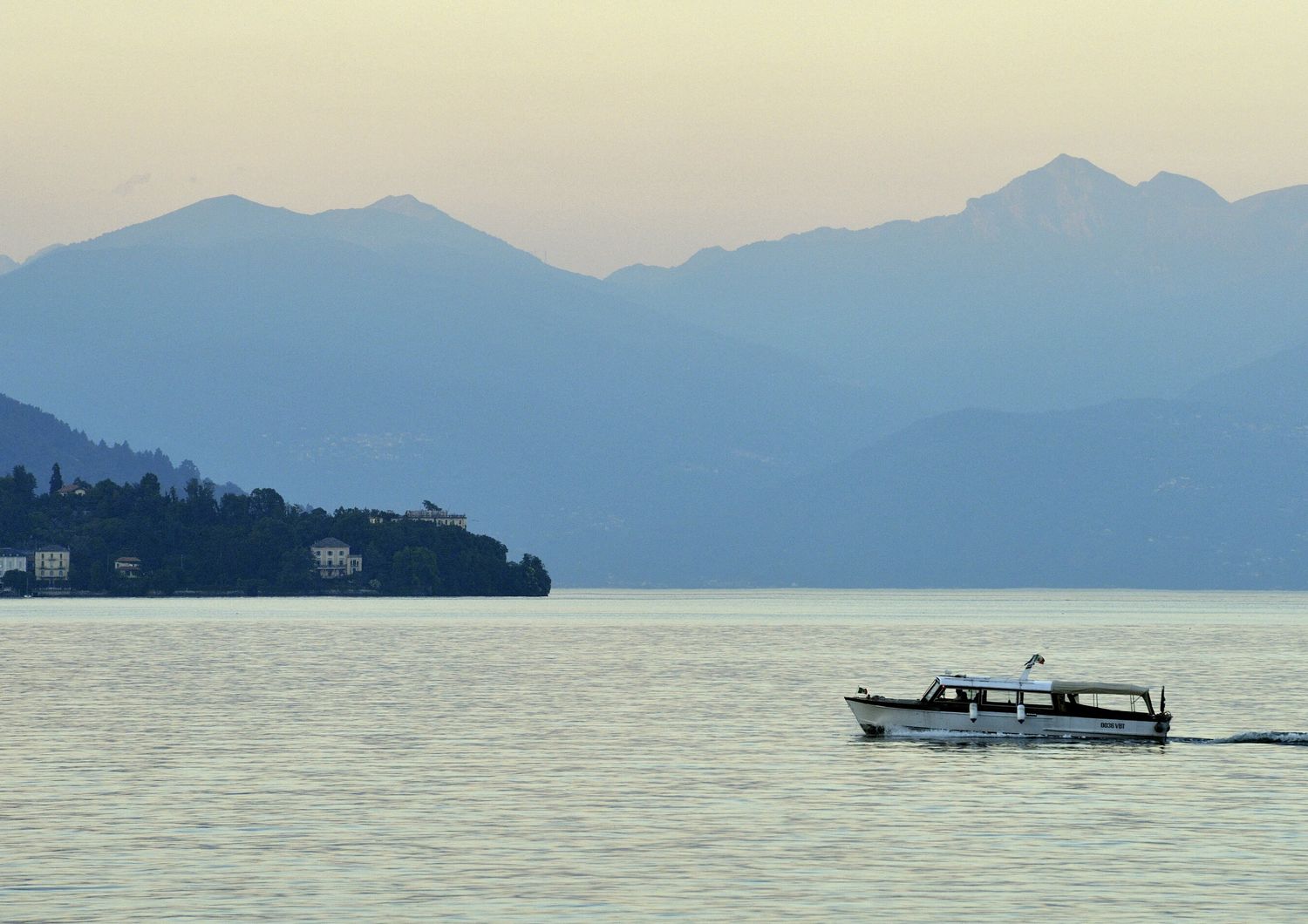 Un'imbarcazione sul Lago Maggiore