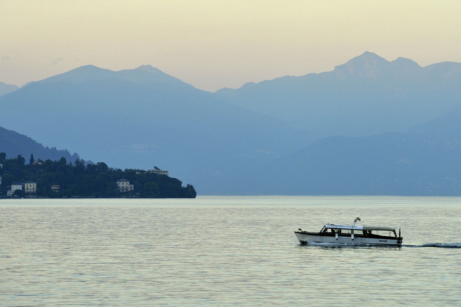 Un'imbarcazione sul Lago Maggiore