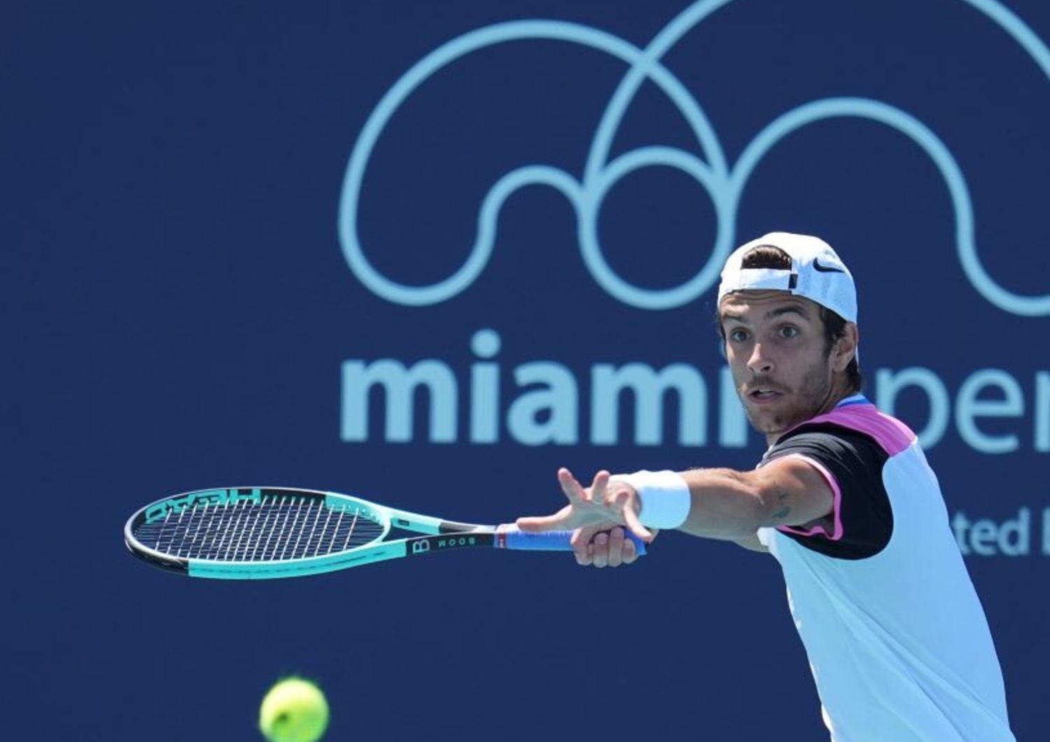 Lorenzo Musetti in azione al Miami Open